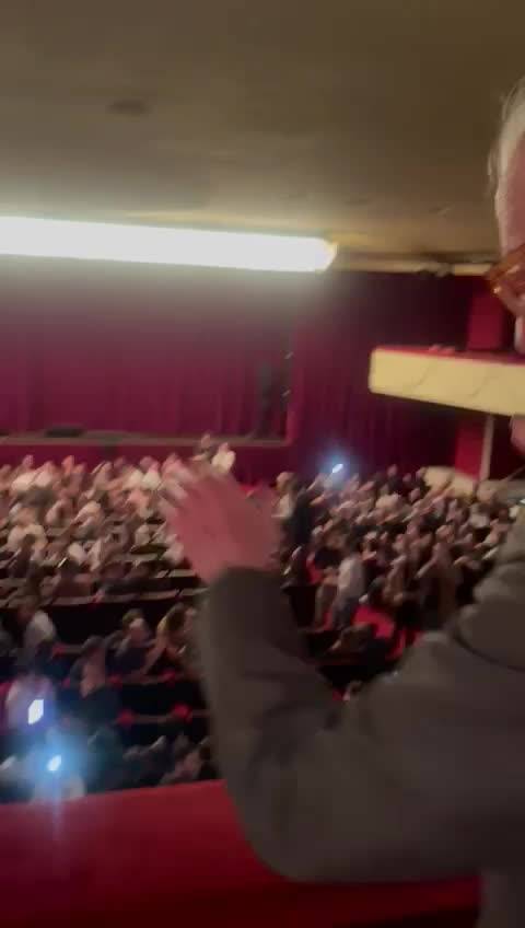 Applausi e cori per Vittorio Feltri in teatro da Cruciani