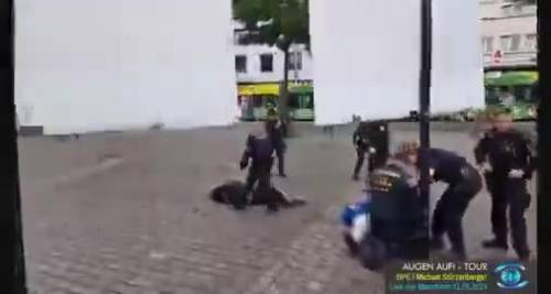 L'attacco con coltello alla manifestazione anti-islam in Germania