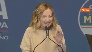 I supporter urlano il suo nome, Meloni saltella sul palco di Piazza del Popolo