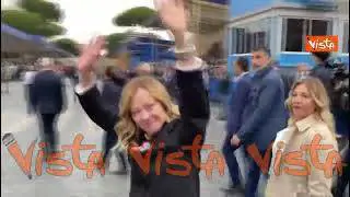 Mazzi di fiori per Giorgia Meloni all'arrivo alla parata del 2 giugno