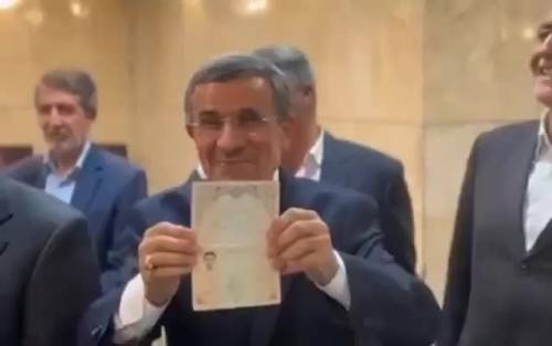 Mahmoud Ahmadinejad si candida alle presidenziali in Iran