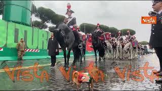 2 giugno, Meloni coi Carabinieri a cavallo e la mascotte Briciola