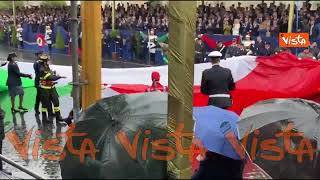 La Russa sventola un fazzoletto tricolore all'atterraggio dei paracadutisti alla parata del 2 giugno