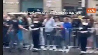 Blitz di Ultima Generazione alla parata del 2 giugno