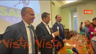 Salvini mostra le slide degli emendamenti del Lega sul Salva-casa: "Facciamo fare a Vista"