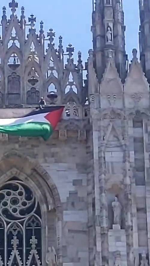 Bandiera Palestina sulla facciata del Duomo di Milano