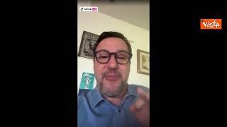 Salvini in diretta su TikTok: "Sono un pacifista. Peace and Love"
