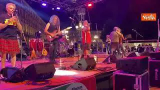 I Modena City Ramblers cantano "I Cento Passi" alla chiusura della campagna elettorale di Avs