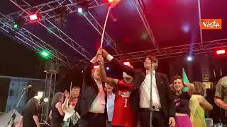 La bandiera palestinese sventola sul palco di Avs a Torino: "Free Free Palestine"