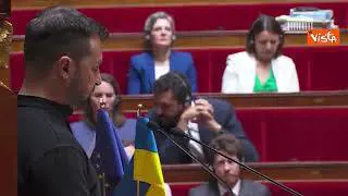 La standing ovation per Zelensky al Parlamento francese