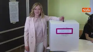 Il voto di Giorgia Meloni alle Europee, il momento in cui inserisce la scheda elettorale nell’urna
