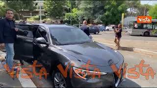 Il ciao con la mano di Giorgia Meloni dall'auto lasciando il seggio elettorale dopo il voto