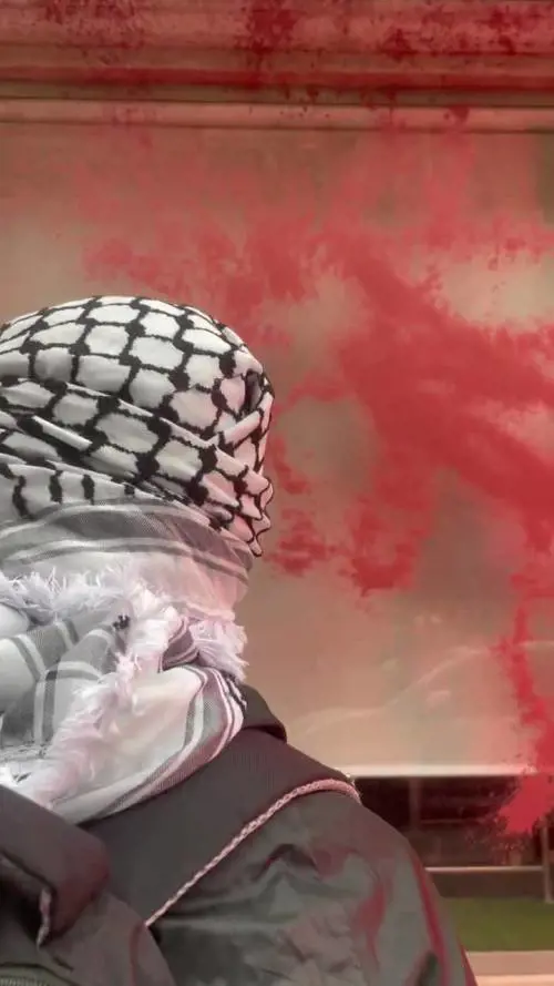 Torino, i pro Palestina imbrattano le vetrine di una banca