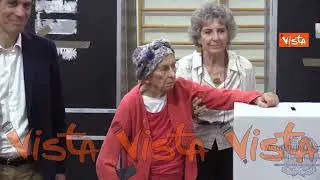 Europee, Emma Bonino vota al Liceo Scientifico Statale Vittoria Colonna