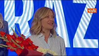 Giorgia Meloni canta emozionata l'inno di Mameli al termine del suo discorso sulle europee