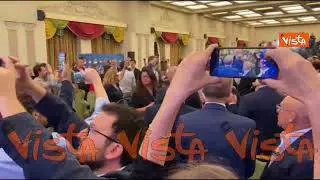 Al comitato elettorale di FdI si canta "ma il cielo e sempre più blu"