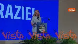 Ecco il laccio tricolore del cellulare di Giorgia Meloni, alla conferenza stampa dopo le Europee