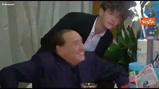 Un anno fa moriva Berlusconi, le immagini della sua festa di compleanno del 2022
