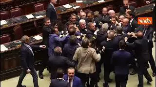 Rissa in Aula alla Camera. Donno (M5S) finisce a terra, durante protesta su Autonomia differenziata