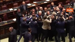 Rissa alla Camera durante votazioni sull'autonomia differenziata: le immagini