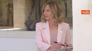 G7 Italia, Meloni firma il cartellone con il logo dell'evento