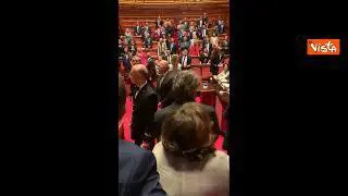 Premierato, protesta opposizioni in Senato: cartelli con bandiera italiana e Inno di Mameli