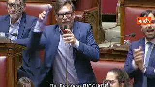 Autonomia differenziata, opposizioni cantano "Bella ciao" alla Camera. Seduta sospesa