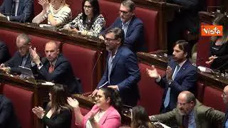 Autonomia differenziata, le opposizioni cantano "Bella ciao" e mostrano il tricolore alla Camera