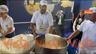 G7 in Puglia, la mozzarella fresca annodata a mano al Media Centre di Bari