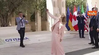 Meloni scatta un selfie con la stampa al G7: "Vi devo taggare tutti?"