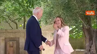 Meloni accoglie con una battuta Biden: "Non si fanno aspettare le donne..."