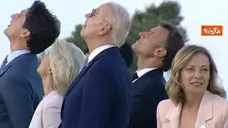 G7, lo spettacolare lancio dei paracadutisti lascia i leader mondiali a bocca aperta