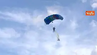 L'atterraggio dei paracadutisti con la bandiera del G7 a Borgo Egnazia