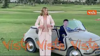 Meloni arriva sul prato del G7 di Borgo Egnazia a bordo di una "mini 500"