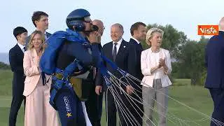 Biden si distrae dopo il lancio dei paracadutisti al G7, Meloni lo riporta nel gruppo dei leader