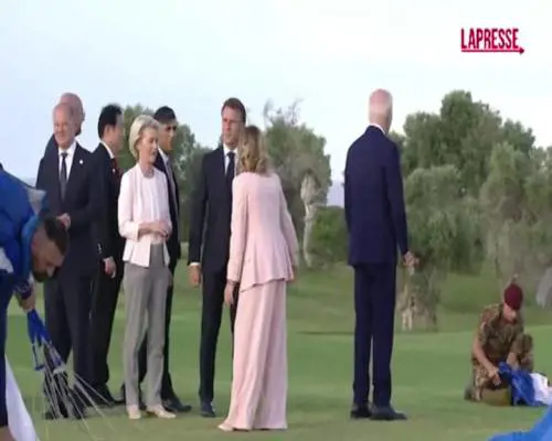 Biden si distrae durante il lancio paracadutisti al G7 e Meloni lo recupera
