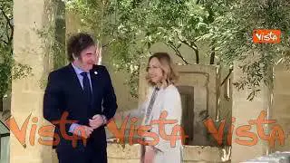 Meloni accoglie il Presidente dell'Argentina Milei: "Como estas?", abbraccio e sorriso tra i due