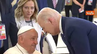 Il saluto tra Biden e Papa Francesco al G7