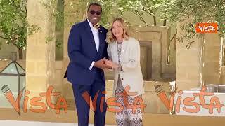 G7, Adesina (Pres. Banca Africana Svilippo) saluta Meloni con tre baci sulla guancia e la abbraccia
