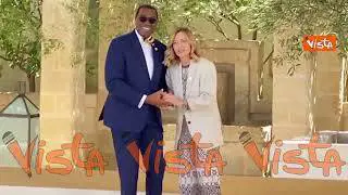 G7, Adesina (Pres. Banca Africana Svilippo) saluta Meloni con tre baci sulla guancia e la abbraccia