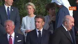 L'arrivo di Meloni con Papa Francesco in papamobile per la foto di famiglia del G7
