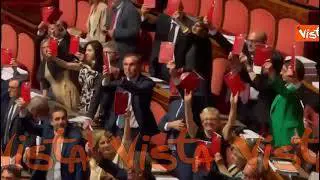 Premierato, sì del Senato, l’opposizione sventola la costituzione per protesta