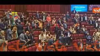 Proteste opposizioni alla Camera dopo approvazione ddl Autonomie. M5s canta inno e sventola bandiere