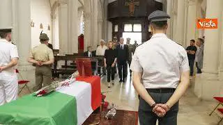 Meloni in visita alla camera ardente del Generale Graziano, Presidente di Fincantieri