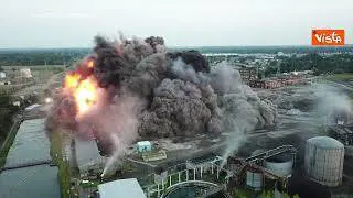 Ex centrale elettrica di Trenton, in Michigan demolita in pochi secondi, le spettacolari immagini