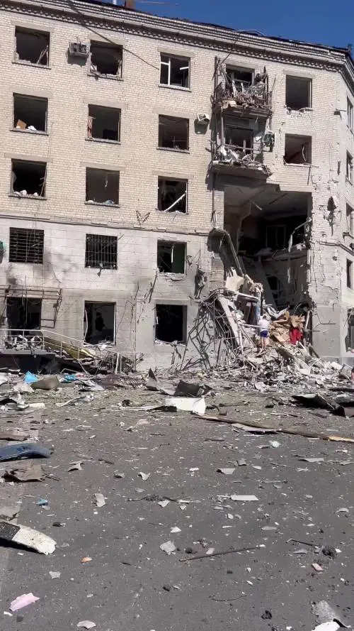 Il bombardamento russo in una zona residenziale di Kharkiv