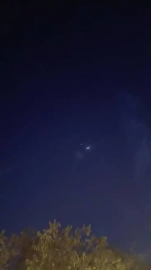 Quelle strane luci in cielo, avvistamento nei cieli del sud Italia. Il video