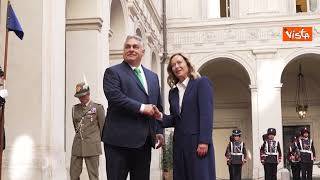 Meloni riceve Orban a Palazzo Chigi, il premier ungherese accolto con gli onori militari