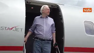 Assange atterra a Bangkok, lo scalo prima di raggiungere le Isole Marianne