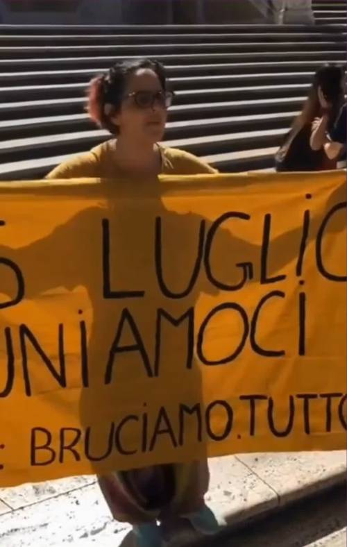 Protesta del collettivo "Bruciamo tutto" in piazza di Spagna: imbrattata la scalinata